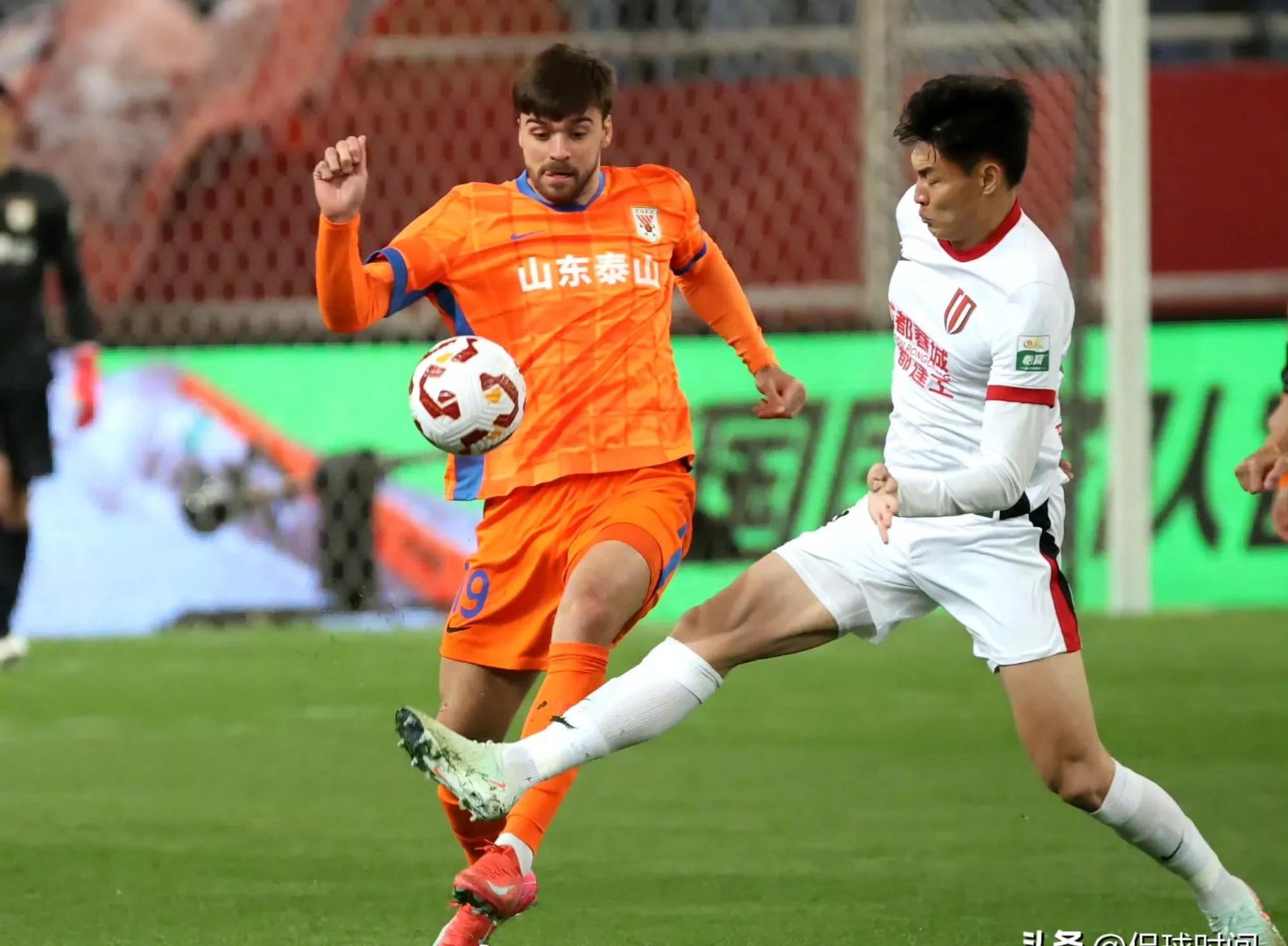 关于关键时刻法甲焦点战，山东泰山内部沟通，底气十足，轮换策略成焦点的信息